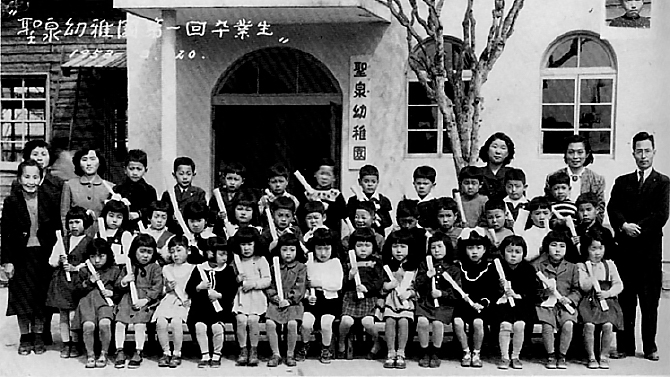 最初の幼稚園園舎と第一回卒業生(1952年)